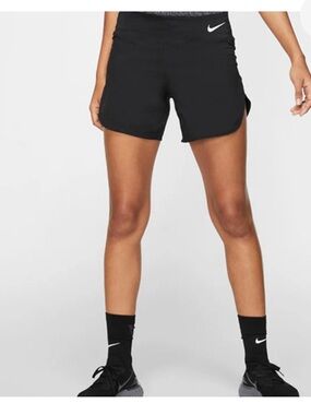 Nike women’s- ECLIPSE 5IN Short Black great condition!